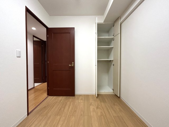 小学校や保育園が近く、住環境重視の方におすすめ☆ペットと暮らす新生活をここ永田台で！！な『リフォーム／横浜永田台パークホームズ』の洋室|個人の部屋や寝室として使える洋室です