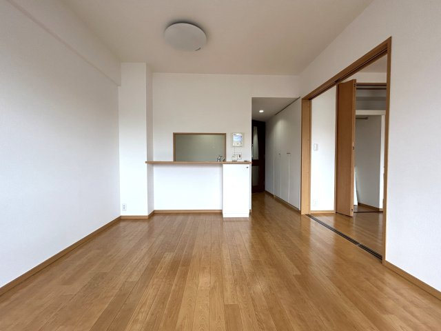 小学校や保育園が近く、住環境重視の方におすすめ☆ペットと暮らす新生活をここ永田台で！！な『リフォーム／横浜永田台パークホームズ』の居間・リビング|リビングです