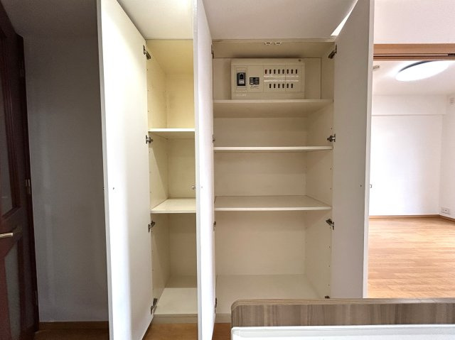 小学校や保育園が近く、住環境重視の方におすすめ☆ペットと暮らす新生活をここ永田台で！！な『リフォーム／横浜永田台パークホームズ』の収納|大きなスペースがあり、収納には困りません
