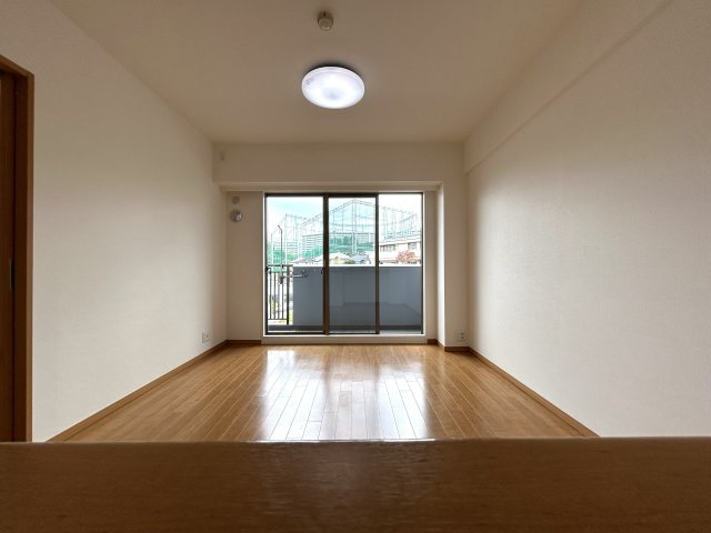 小学校や保育園が近く、住環境重視の方におすすめ☆ペットと暮らす新生活をここ永田台で！！な『リフォーム／横浜永田台パークホームズ』の居間・リビング|こちらの居間で趣味の時間をお楽しみください