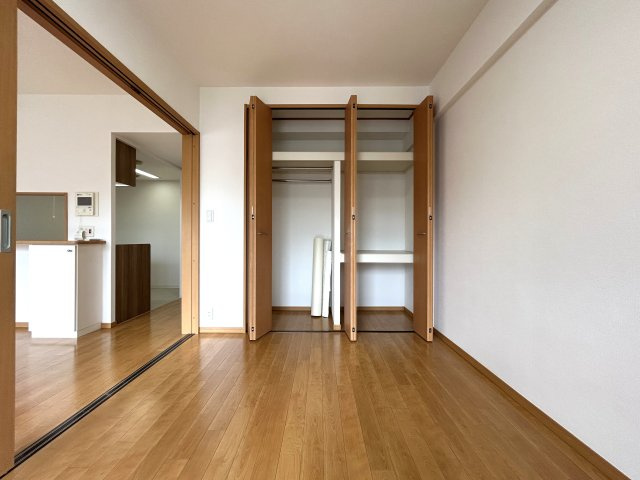 小学校や保育園が近く、住環境重視の方におすすめ☆ペットと暮らす新生活をここ永田台で！！な『リフォーム／横浜永田台パークホームズ』の洋室|きれいな洋室です