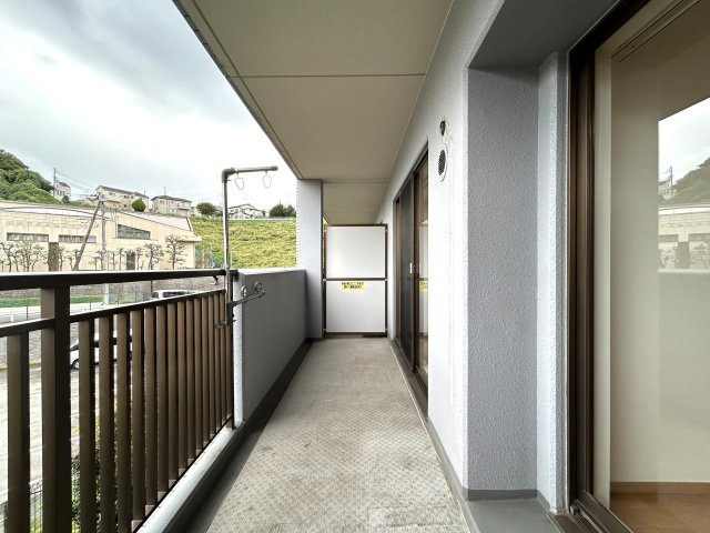 小学校や保育園が近く、住環境重視の方におすすめ☆ペットと暮らす新生活をここ永田台で！！な『リフォーム／横浜永田台パークホームズ』のバルコニー|広々としたバルコニーです
