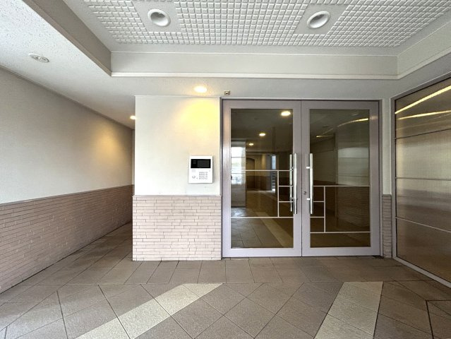 小学校や保育園が近く、住環境重視の方におすすめ☆ペットと暮らす新生活をここ永田台で！！な『リフォーム／横浜永田台パークホームズ』のエントランス|清潔なエントランスです