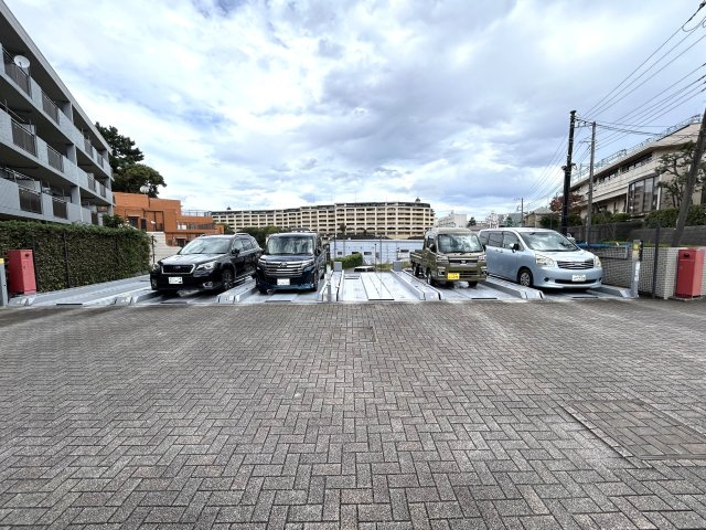 小学校や保育園が近く、住環境重視の方におすすめ☆ペットと暮らす新生活をここ永田台で！！な『リフォーム／横浜永田台パークホームズ』の駐車場|駐車場です