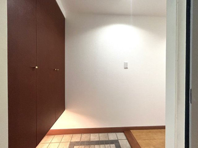 小学校や保育園が近く、住環境重視の方におすすめ☆ペットと暮らす新生活をここ永田台で！！な『リフォーム／横浜永田台パークホームズ』の玄関|シンプルで使いやすい玄関です
