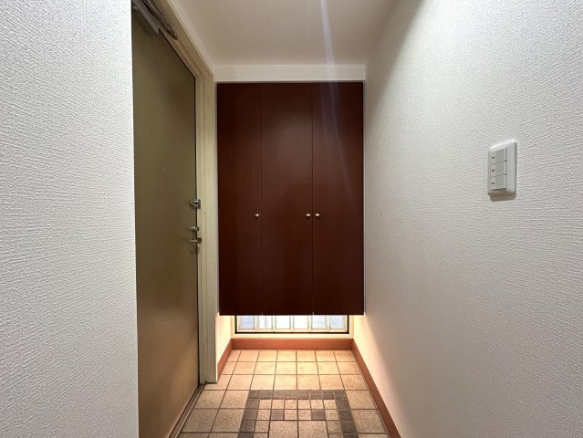 小学校や保育園が近く、住環境重視の方におすすめ☆ペットと暮らす新生活をここ永田台で！！な『リフォーム／横浜永田台パークホームズ』の玄関|明るい玄関です