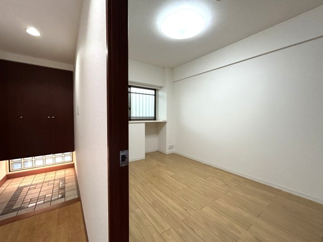 小学校や保育園が近く、住環境重視の方におすすめ☆ペットと暮らす新生活をここ永田台で！！な『リフォーム／横浜永田台パークホームズ』の洋室|広々とした洋室です
