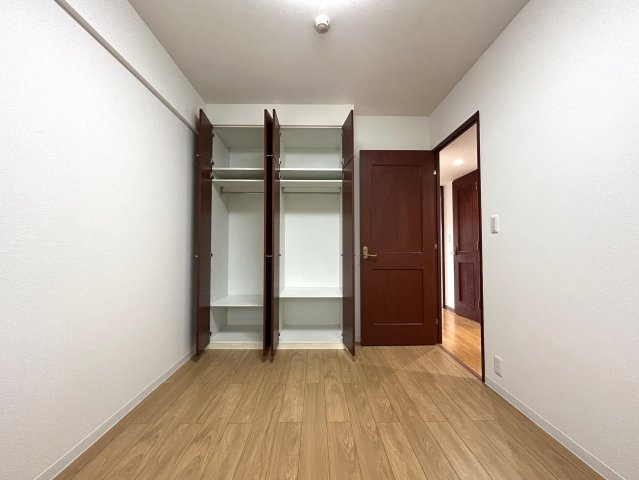 小学校や保育園が近く、住環境重視の方におすすめ☆ペットと暮らす新生活をここ永田台で！！な『リフォーム／横浜永田台パークホームズ』の洋室|ゆったりした洋室です