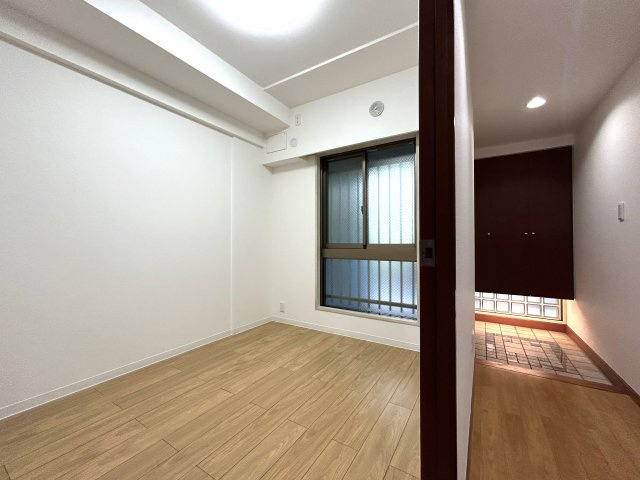 小学校や保育園が近く、住環境重視の方におすすめ☆ペットと暮らす新生活をここ永田台で！！な『リフォーム／横浜永田台パークホームズ』の洋室|明るい洋室です