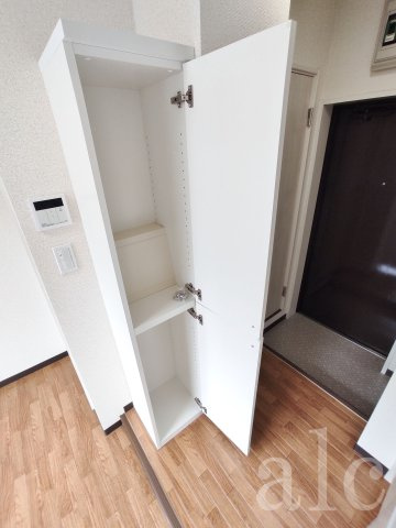 新宿区北新宿２丁目の賃貸マンションの収納|収納謙シューズクローゼット　棚の高さを調整できます。