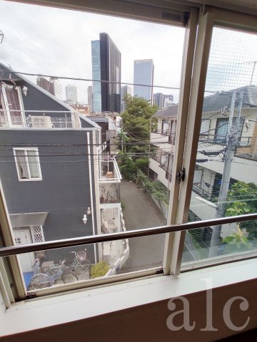 新宿区北新宿２丁目の賃貸マンションのバルコニー