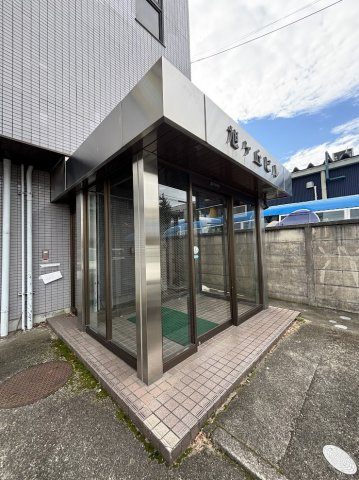 旭が丘ビルのエントランス|エントランスには風除室あり
