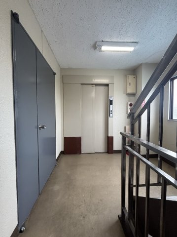 旭が丘ビルのその他|4階エレベーター前・共用廊下