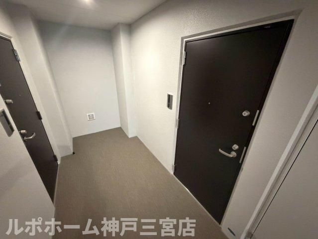 セレニテ西元町アリエの玄関