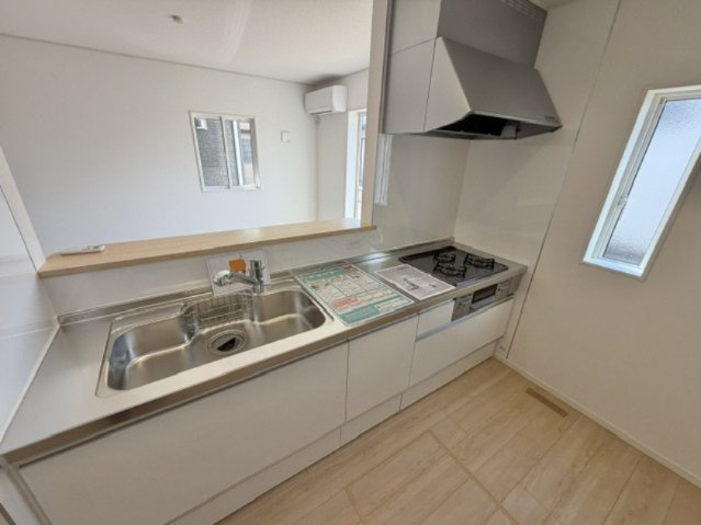 【新築戸建て】秋田市牛島西　第8のキッチン|お子様やご家族と一緒に立ってもゆとりのあるキッチンスペースです☆