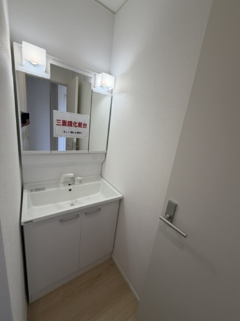 【新築戸建て】秋田市牛島西　第8の独立洗面台|独立の洗面台は三面鏡となります！家族の洗面用品はもちろん、洗剤のストックなどの日用品もしっかり収納☆