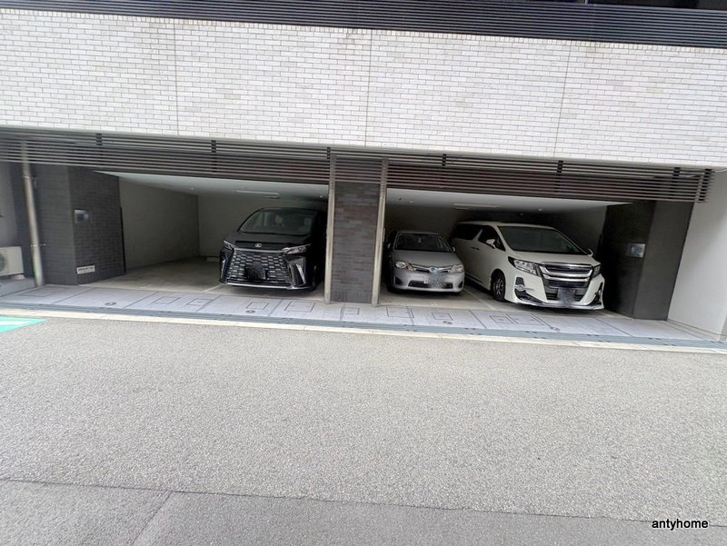 コンフォリア京町堀　仲介手数料無料の駐車場