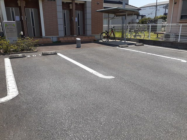 アルジェントの駐車場