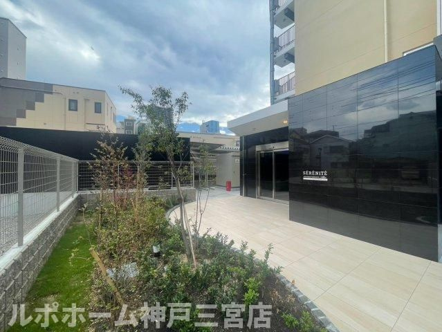 セレニテ西元町アリエのエントランス