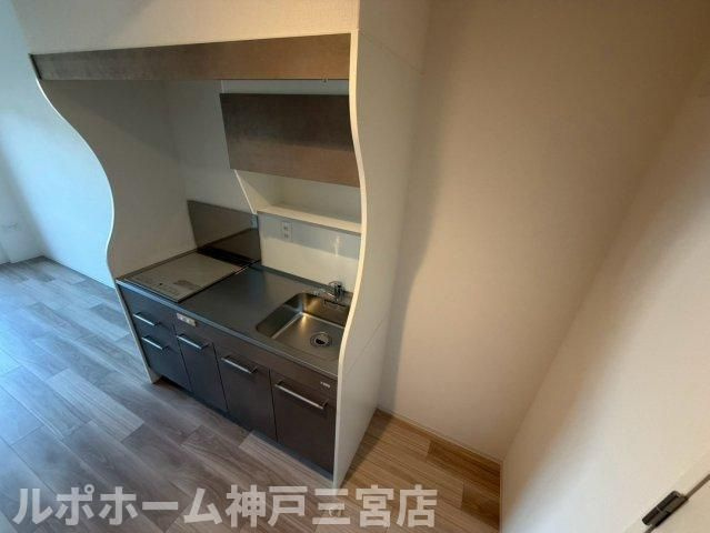 セレニテ西元町アリエのキッチン