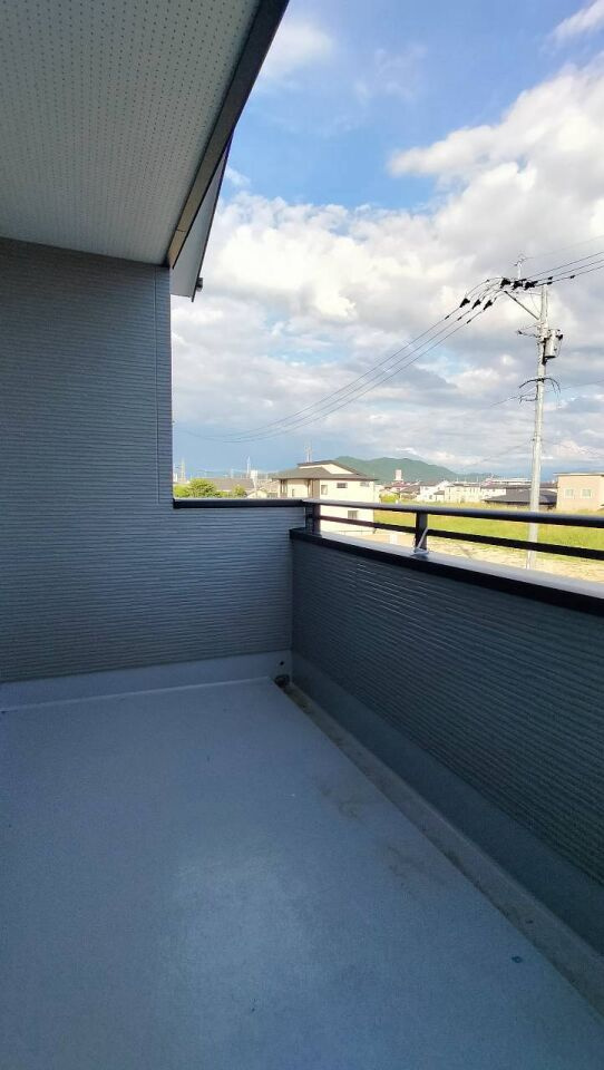 宇土市高柳町２期4号棟のバルコニー|屋根付きのインナーバルコニーで雨が降っても使用でき、リラックススペースとしても十分な広さがあります