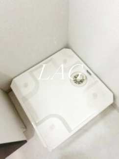 【設備】 | b'CASA K.Higashijujo | 室内洗濯機置き場です。