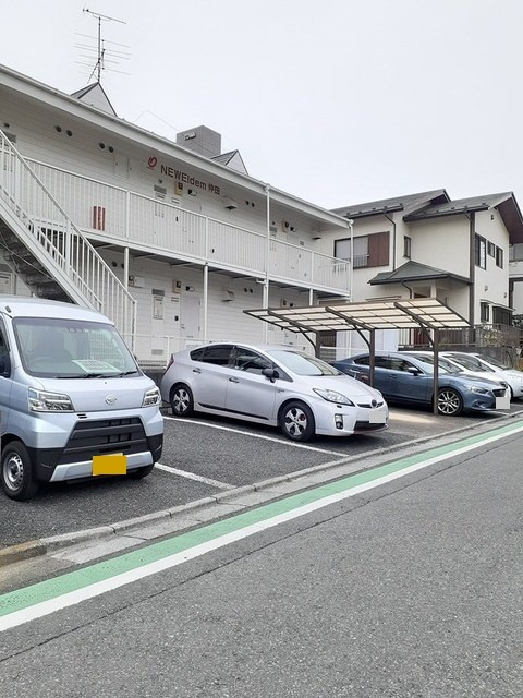 ニューエルデム仲田の駐車場