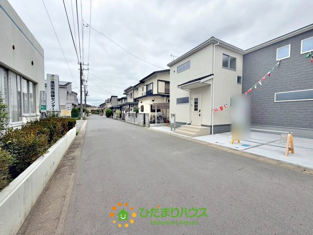蓮田市緑町　新築一戸建て　リーブルガーデンの前面道路含む現地写真