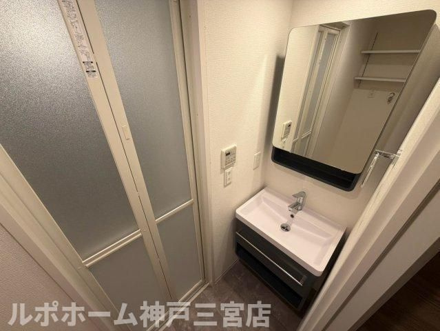 セレニテ西元町アリエの洗面所