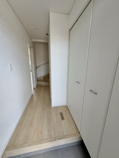 【新築戸建て】秋田市牛島西　第8の玄関|収納もある玄関です