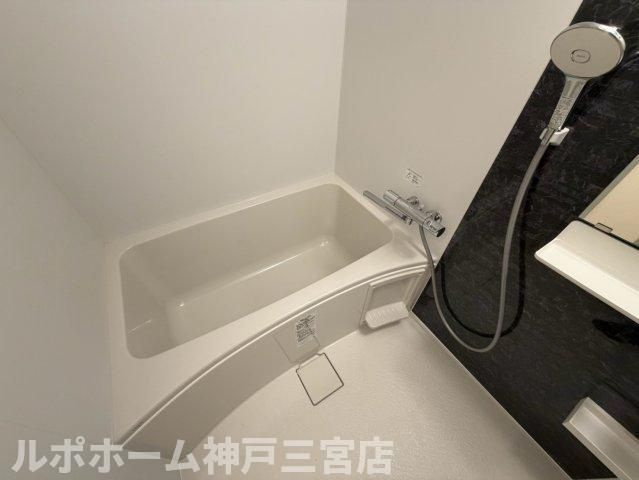 セレニテ西元町アリエの浴室