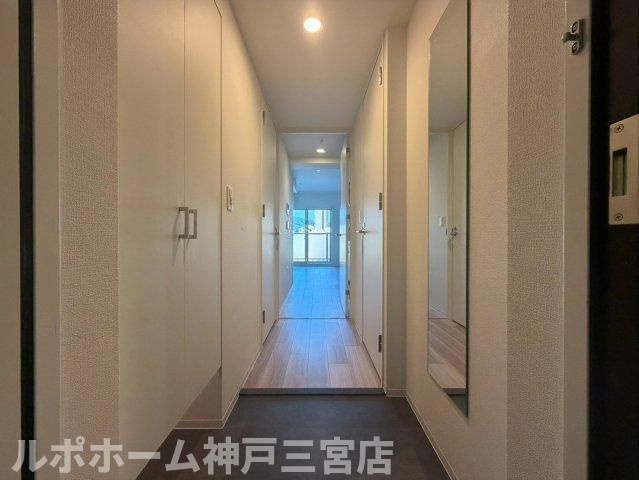 セレニテ西元町アリエの玄関