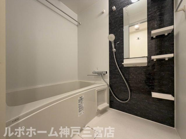 セレニテ西元町アリエの浴室