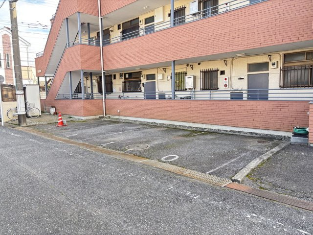 メゾン進栄の駐車場|物件前に専用駐車場が4台あります（空き要確認）