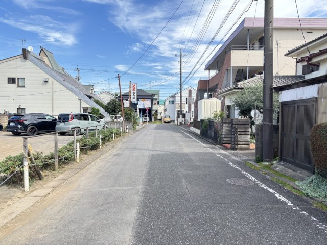 メゾン進栄のその他|前面道路は広々していて車でも自電車でも徒歩でも通行しやすい道路です。