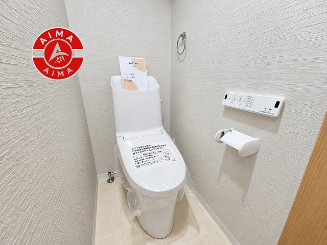 ゾンネンハイム大手門のトイレ|白を基調とした、シンプルながらも落ち着くデザイン。洗浄付き温水便座で機能性も兼ね備えています