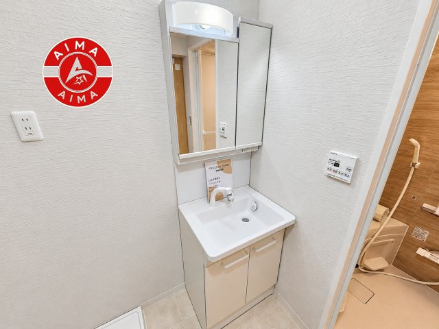 ゾンネンハイム大手門の独立洗面台|毎日使うものだから清潔な空間を保ちたい水回り。洗面にはそんな願いを解消させてくれる収納アイディアが満載です。鏡の裏側にはキャビネットが現れ小物から背の高い物まで収納できます。
