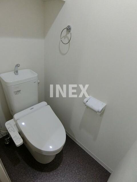 横浜市神奈川区東神奈川１丁目の賃貸マンションのトイレ