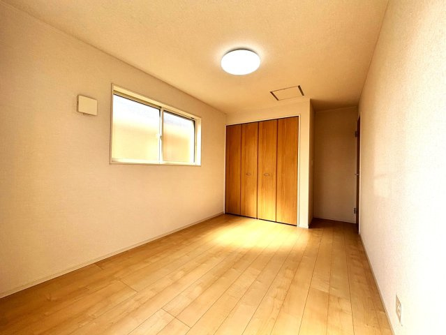 葛飾区細田4丁目売戸建の洋室|奥行きを感じるすっきりとした洋室。寝室や子ども部屋など、暮らしに合わせて活用できます。