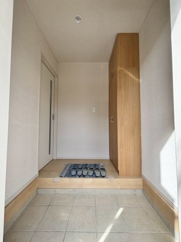 葛飾区細田4丁目売戸建の玄関|ゆとりある玄関アプローチ。明るく清潔感のある空間が、住まいの第一印象を高めます。