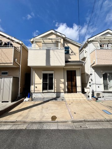 葛飾区細田4丁目売戸建の外観|青空に美しく映える、2019年築のスタイリッシュな佇まい。南東向きの明るい一邸です。