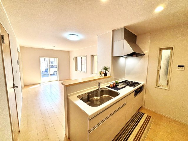 葛飾区細田4丁目売戸建のキッチン|明るく清潔感のあるキッチン。シンプルなデザインと使いやすさが、毎日の料理を快適に支えます。