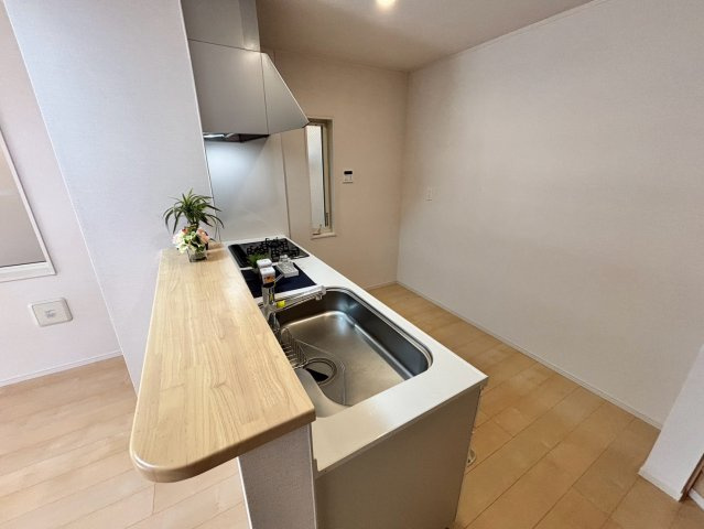 葛飾区細田4丁目売戸建のキッチン|リビングを見渡せる対面キッチン。家族との会話を楽しみながら料理ができます。