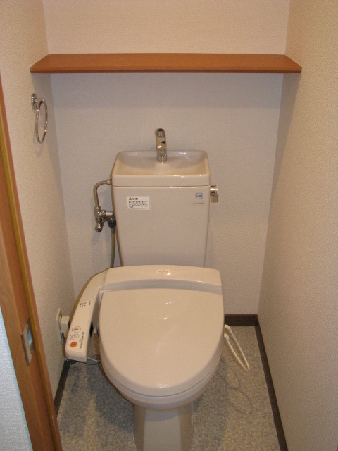 ロイヤル渡辺通154のトイレ|清潔感のあるトイレです。