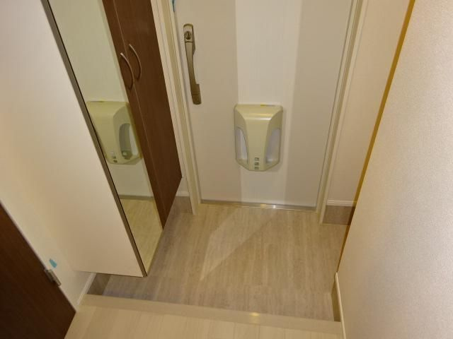 ラ　グリシーヌの玄関