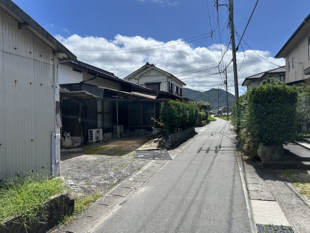 山口市大内矢田北三丁目　戸建ての前面道路含む現地写真