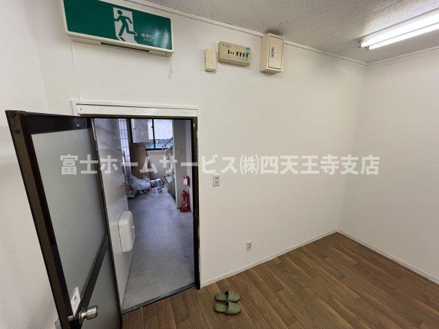 上本町アーバンビルの玄関