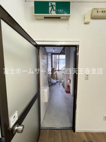 上本町アーバンビルの玄関