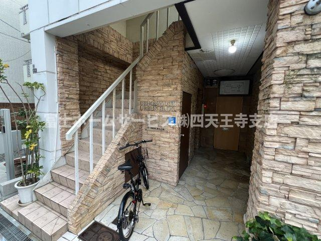上本町アーバンビルのエントランス