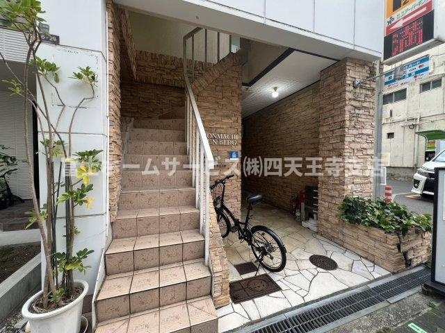 上本町アーバンビルのエントランス